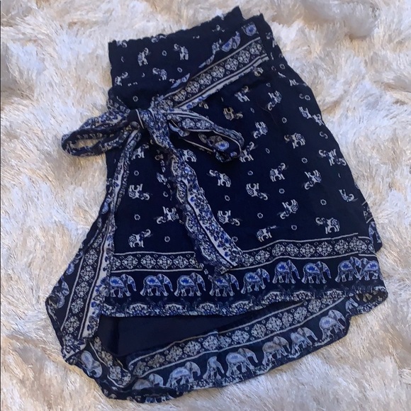 Francesca’s Built-In Belted Shorts. - Picture 1 of 5